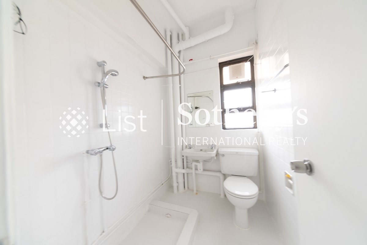 Repulse Bay Apartments 浅水湾花园大厦 |  Maid Bathroom