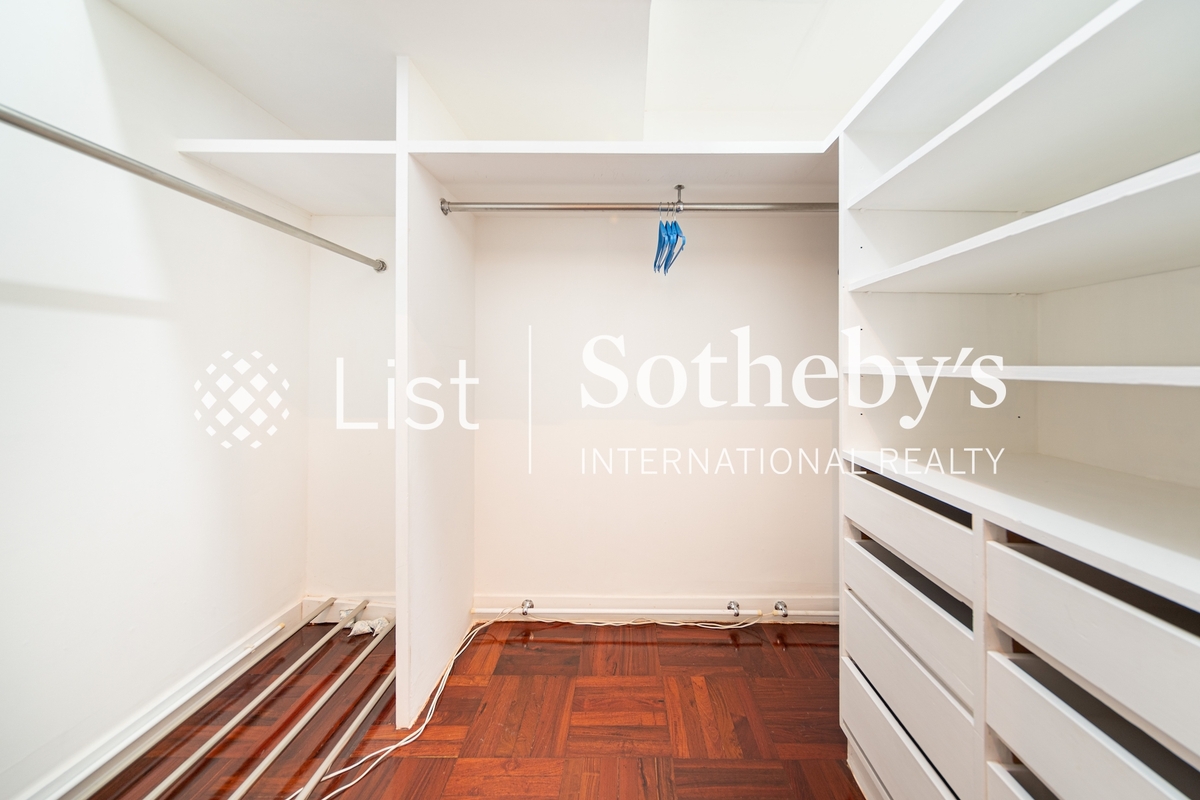 Repulse Bay Apartments 淺水灣花園大廈 | Walk-in Closet in Master Bedroom 