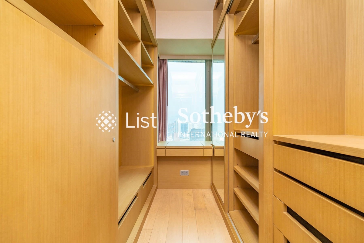 Parc Palais 君頤峰 | Walk-in Closet in Master Bedroom