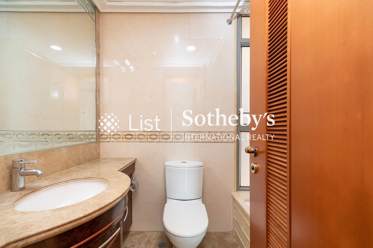 Parc Palais 君頤峰 | Guest Bathroom