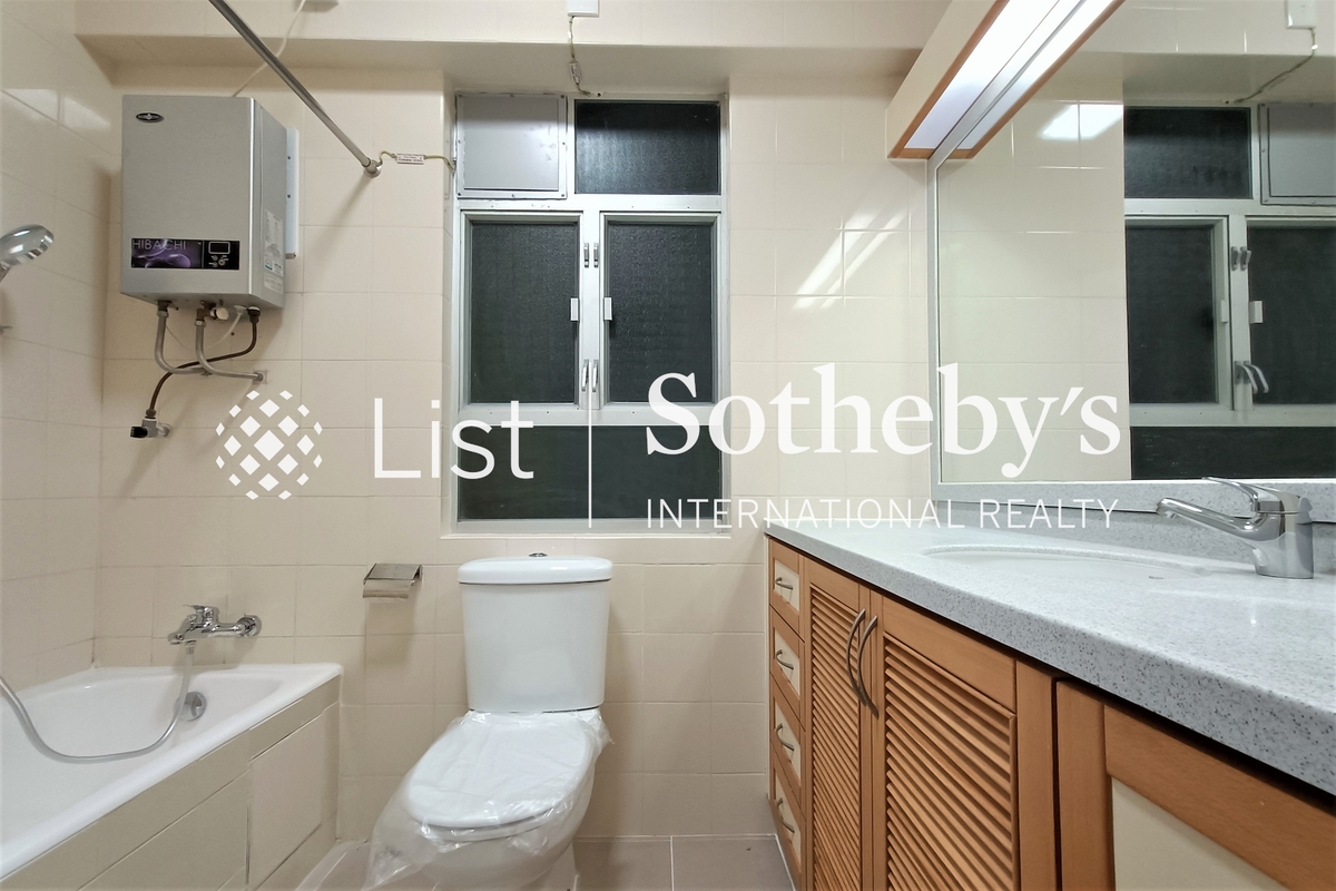 Fairmont Gardens 翠錦園 | Master Bathroom