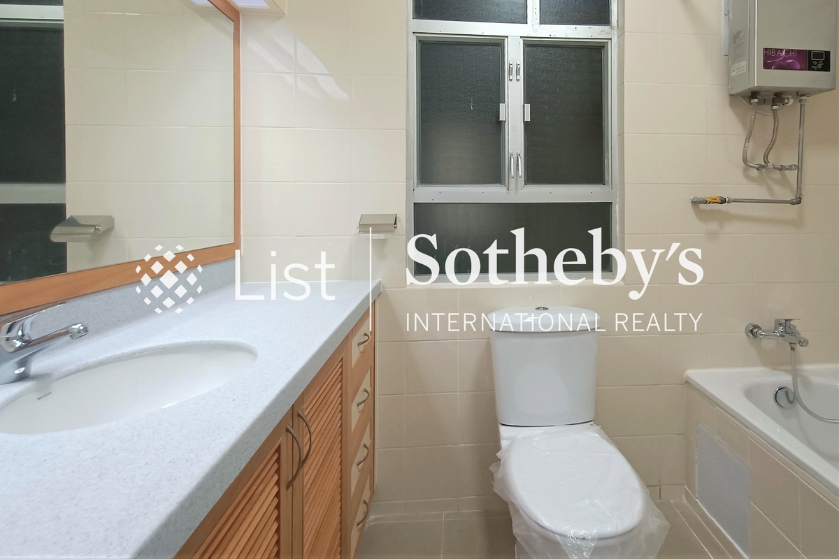 Fairmont Gardens 翠錦園 | Master Bathroom