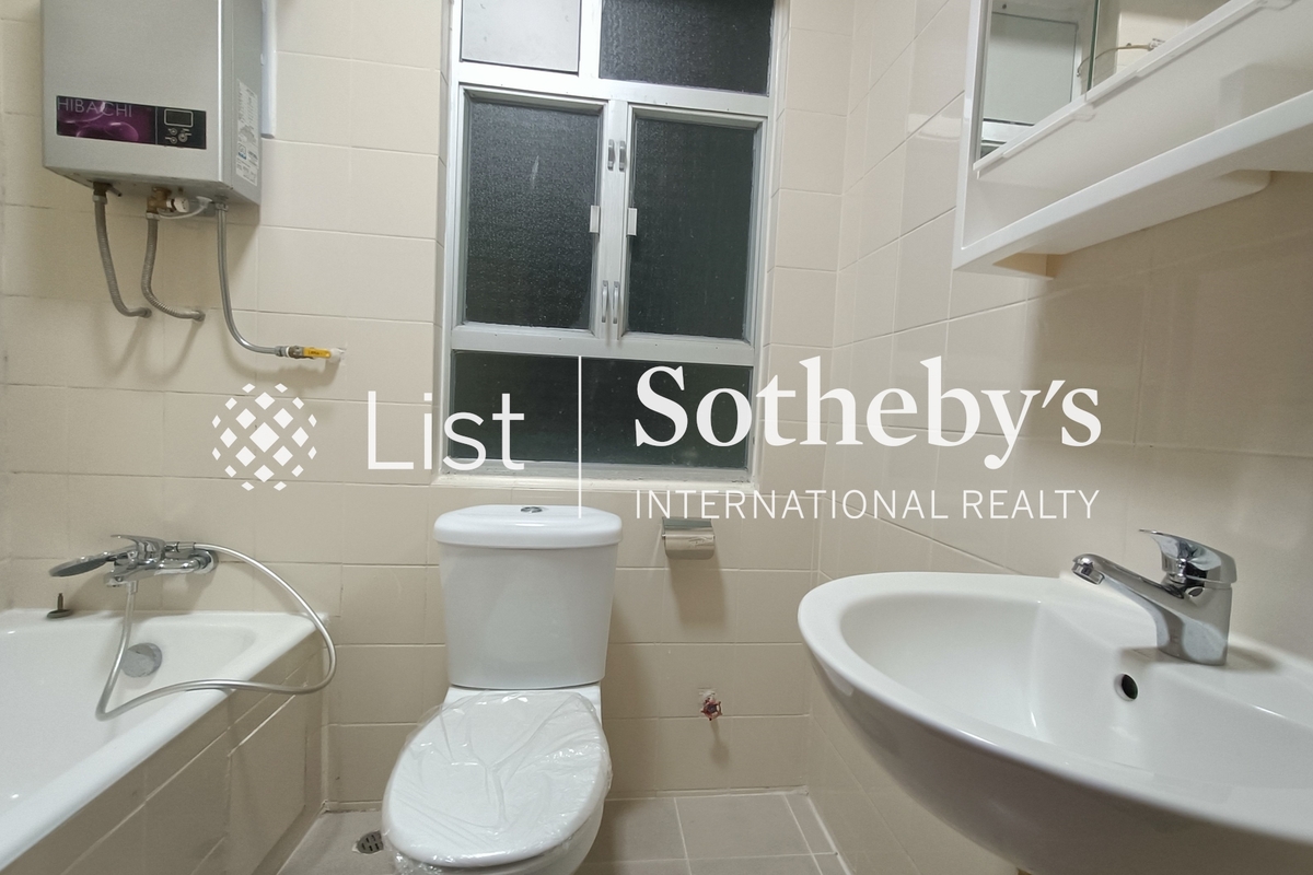 Fairmont Gardens 翠錦園 | Guest Bathroom