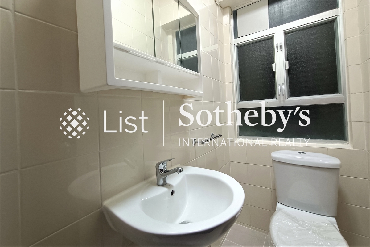 Fairmont Gardens 翠錦園 | Guest Powder Room