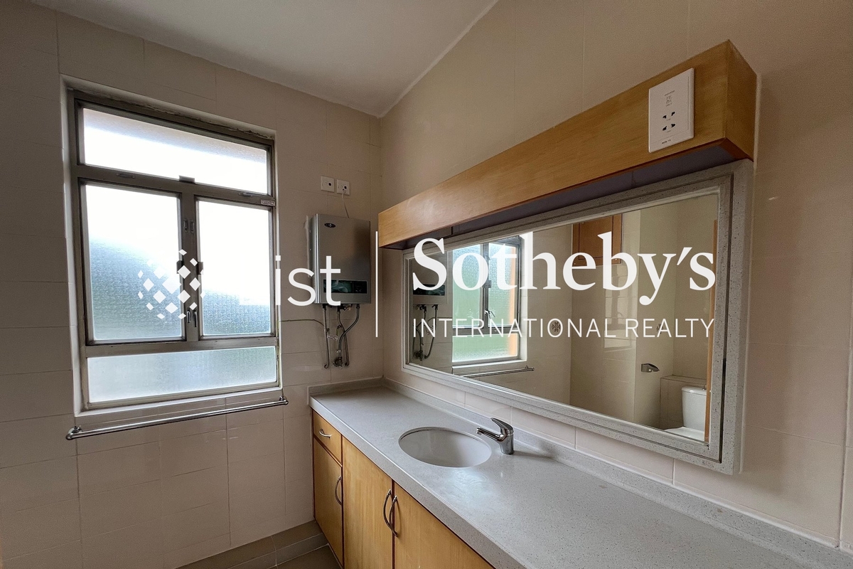 111 Mount Butler Road 畢拉山道111號 | Guest Bathroom