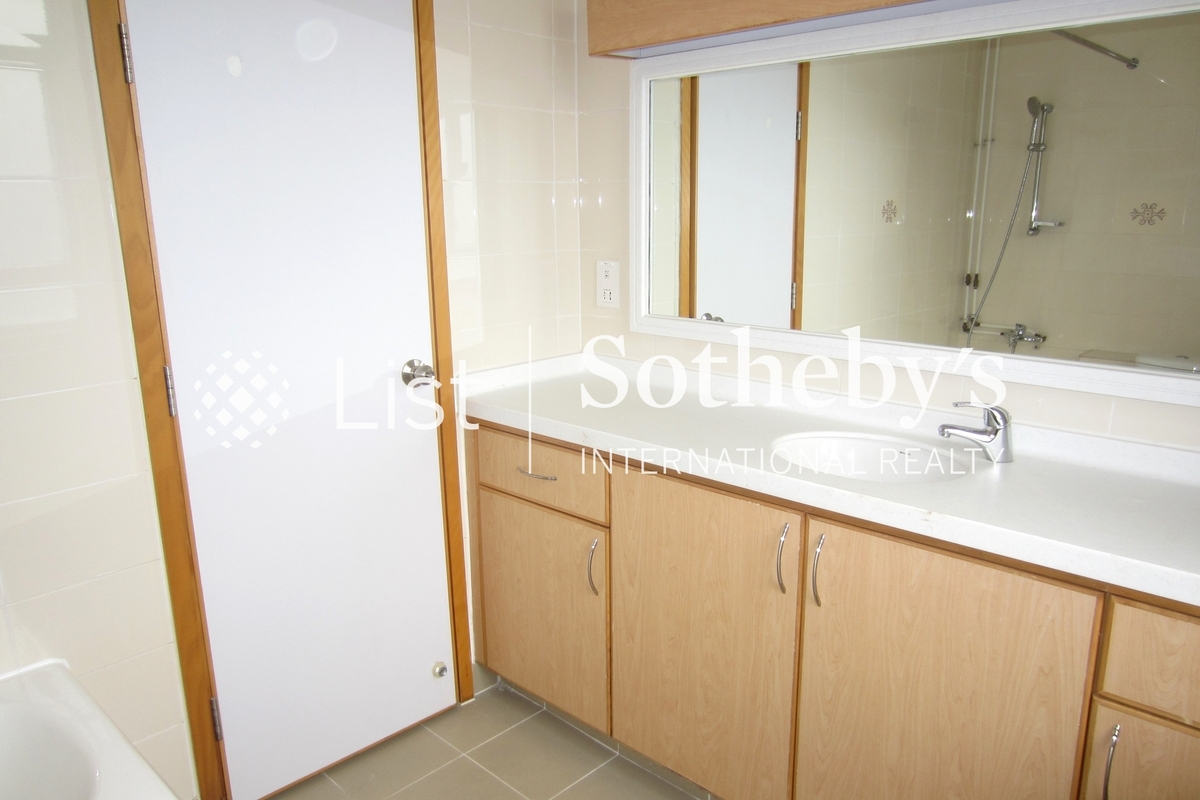 111 Mount Butler Road 畢拉山道111號 | Guest Bathroom