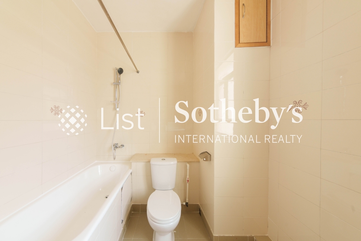 111 Mount Butler Road 畢拉山道111號 | Guest Bathroom