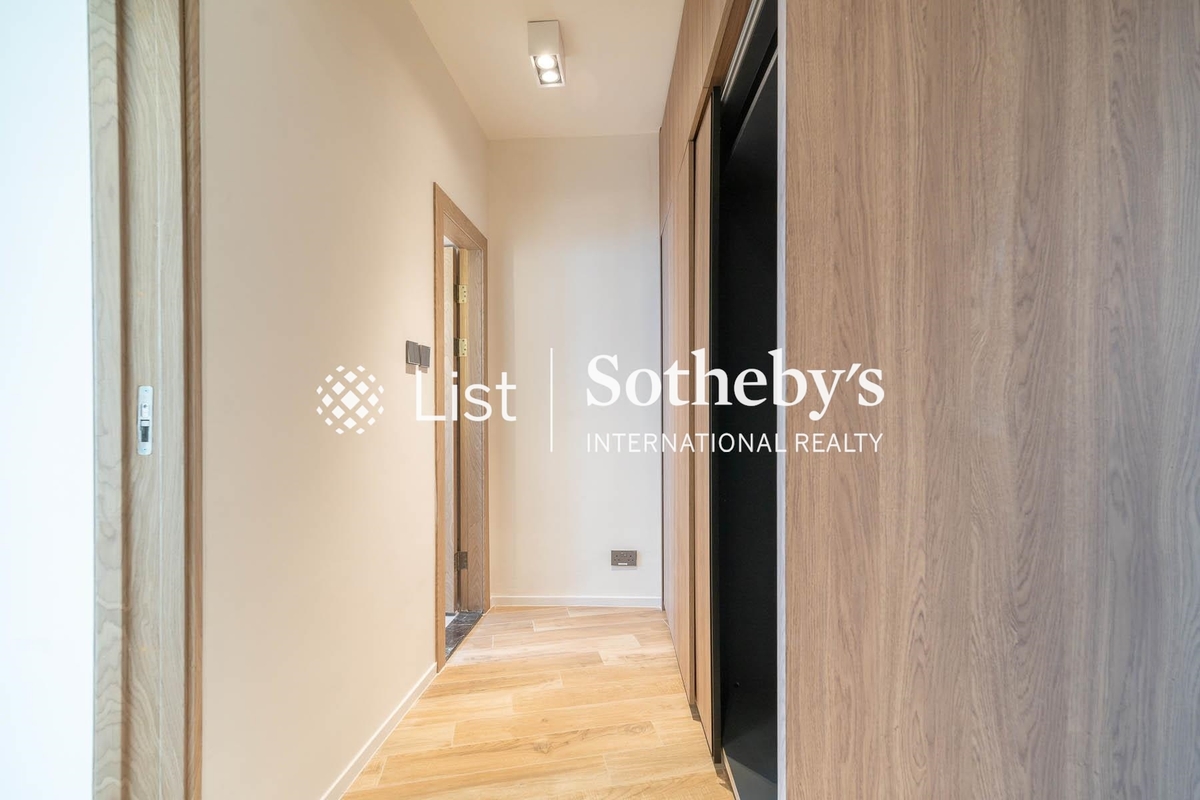 St. Joan Court 勝宗大廈 | Walk-in Closet in Master Bedroom