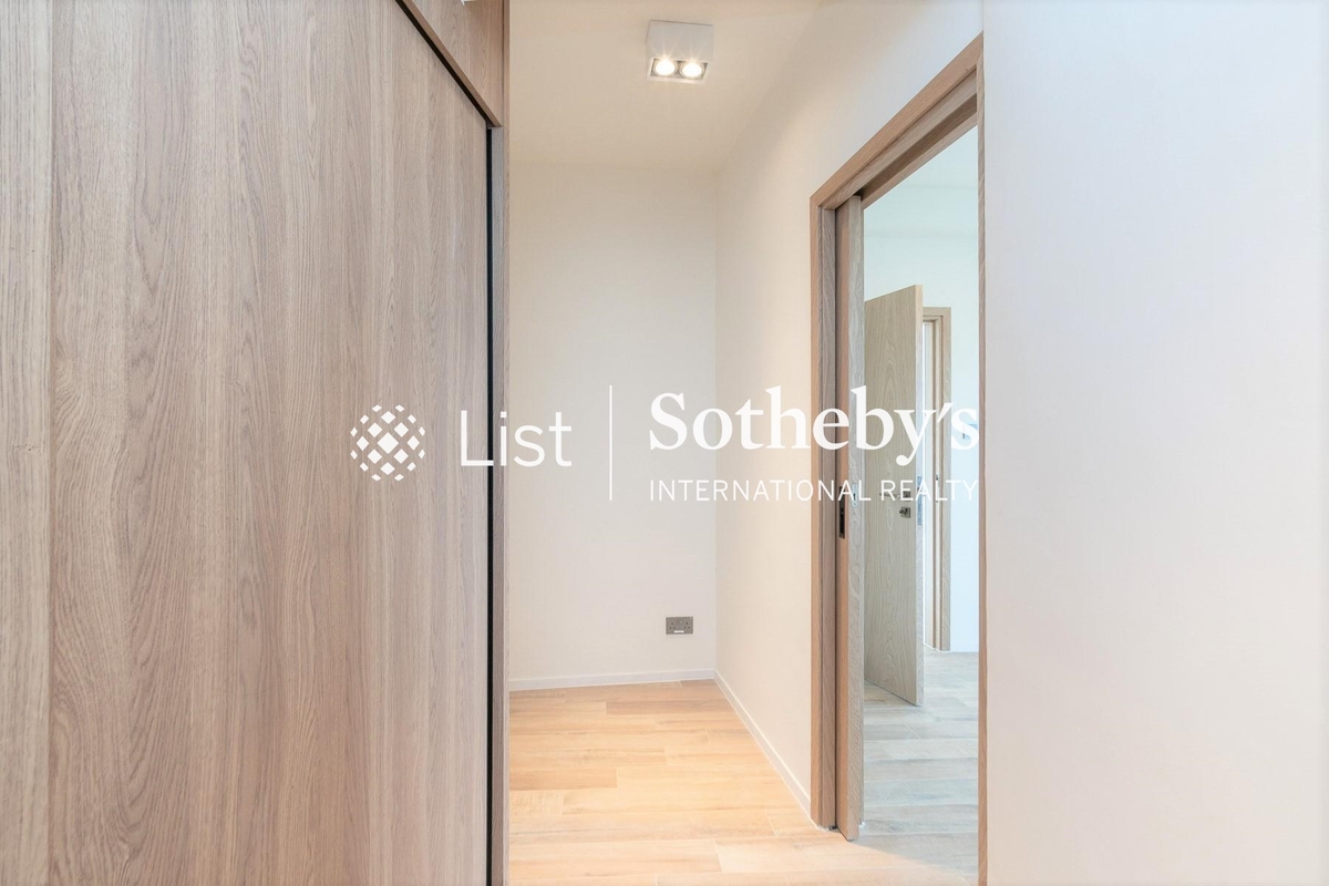 St. Joan Court 勝宗大廈 | Walk-in Closet in Master Bedroom