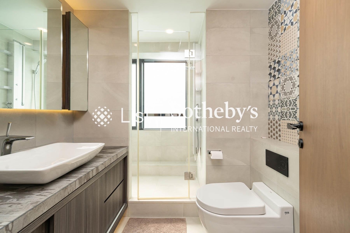 Centre Stage 聚賢居 | Second En-suite Bathroom