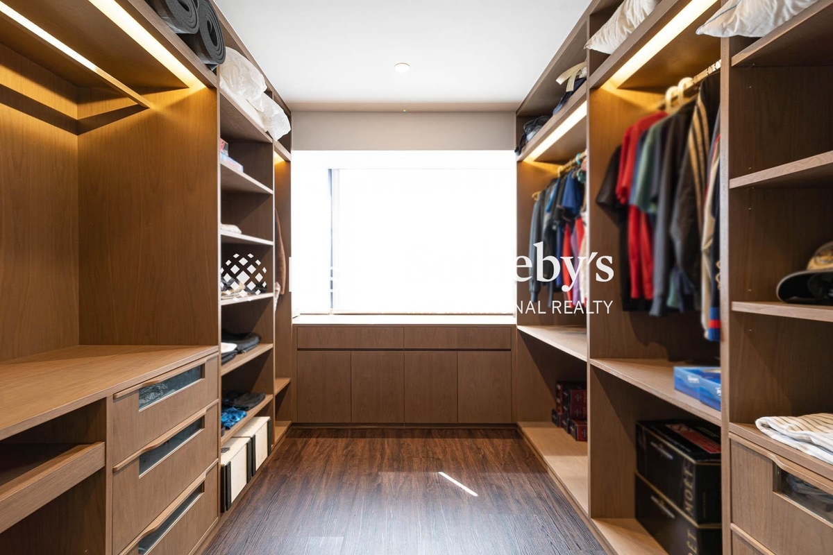Centre Stage 聚賢居 | Walk-in Closet in Master Bedroom