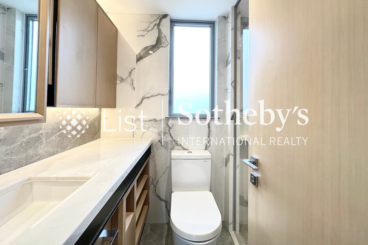 The Bonham The Bonham | Guest Bathroom