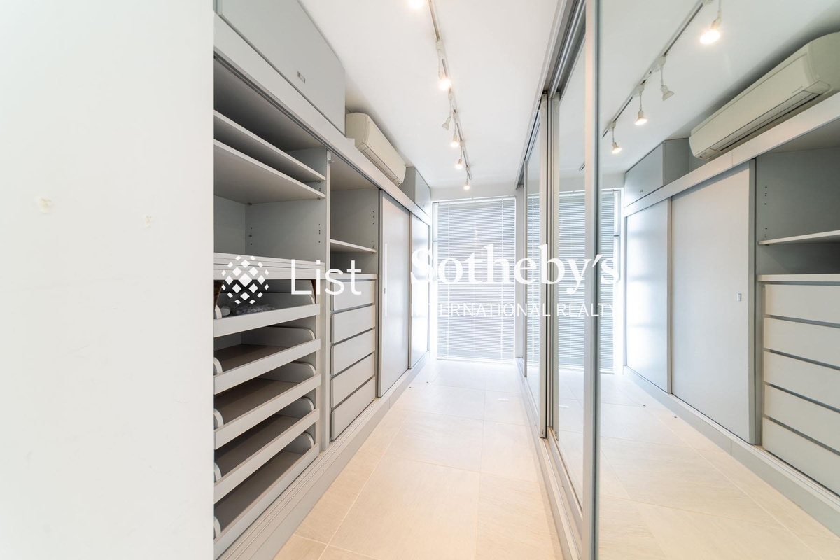 Fung Ying Villa 丰盈小筑 | Walk-in Closet in Master Bedroom