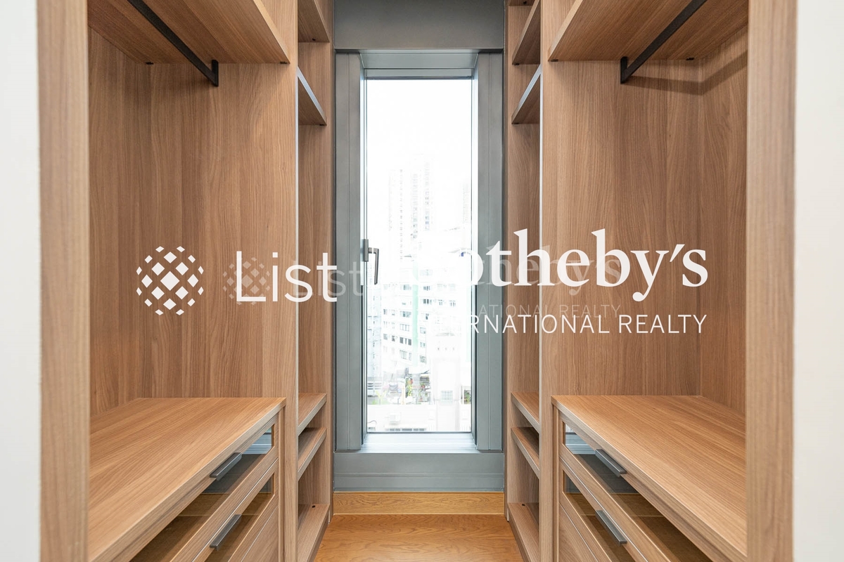 University Heights 大學閣 | Walk-in Closet in Master Bedroom 