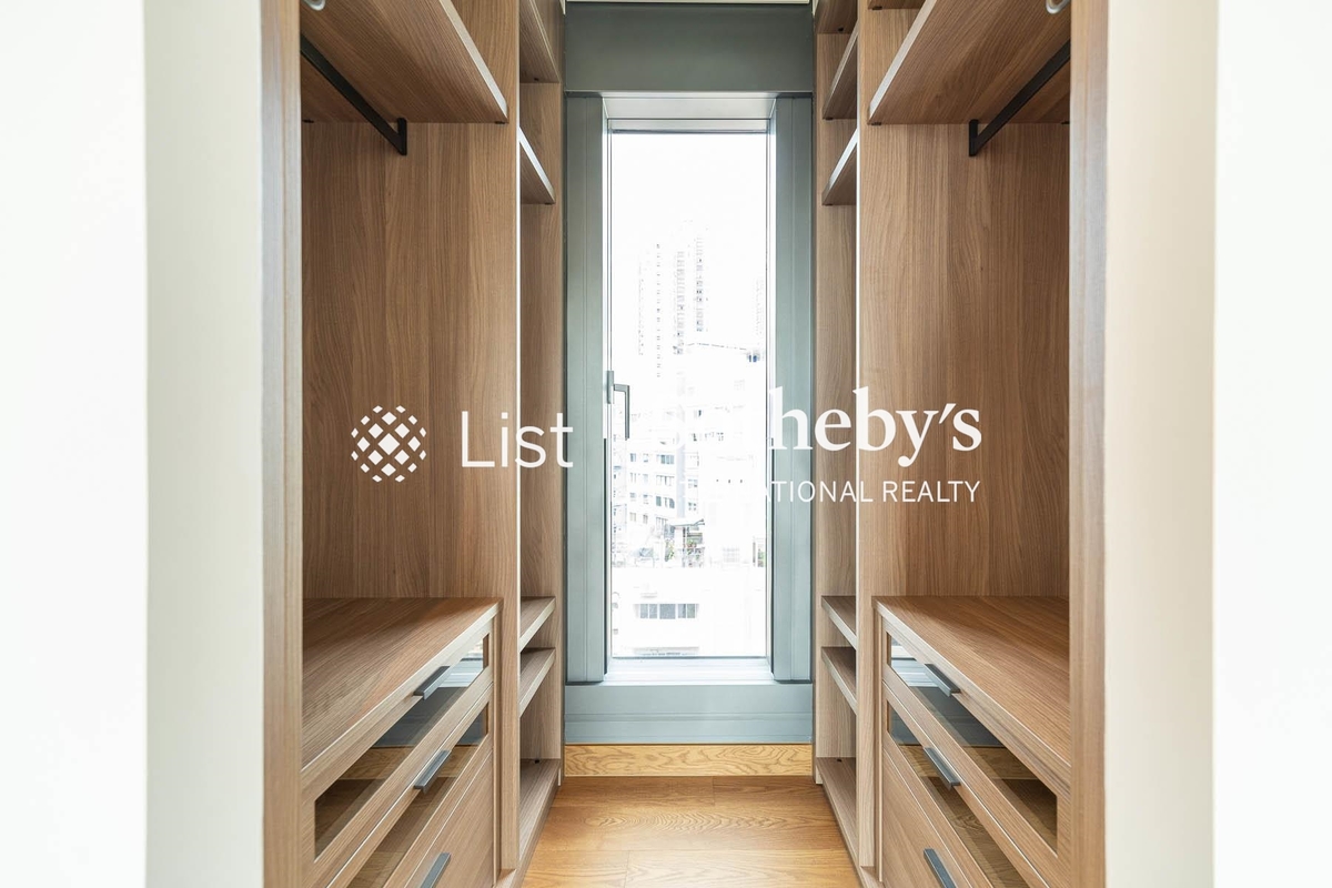University Heights 大學閣 | Walk-in Closet in Master Bedroom