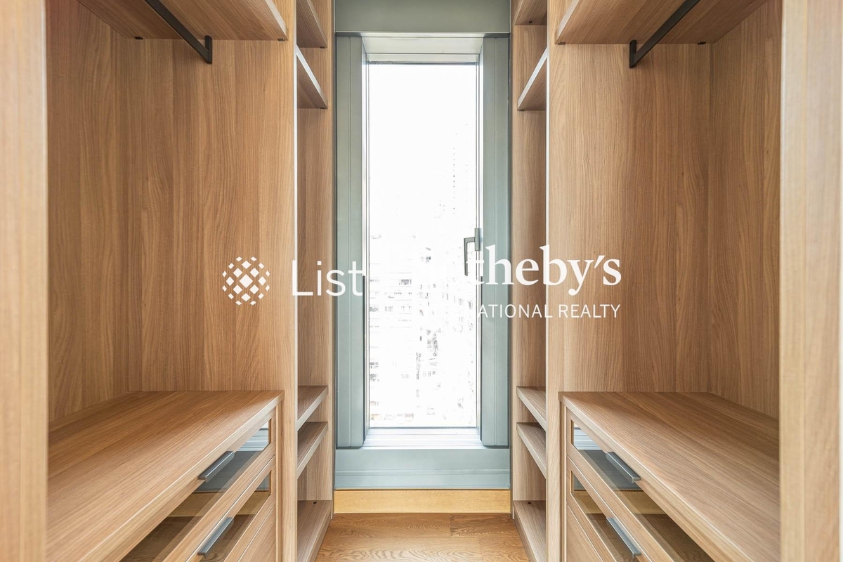 University Heights 大學閣 | Walk-in Closet in Master Bedroom