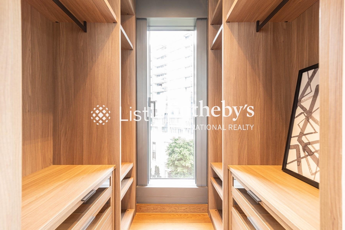 University Heights 大學閣 | Walk-in Closet in Master Bedroom