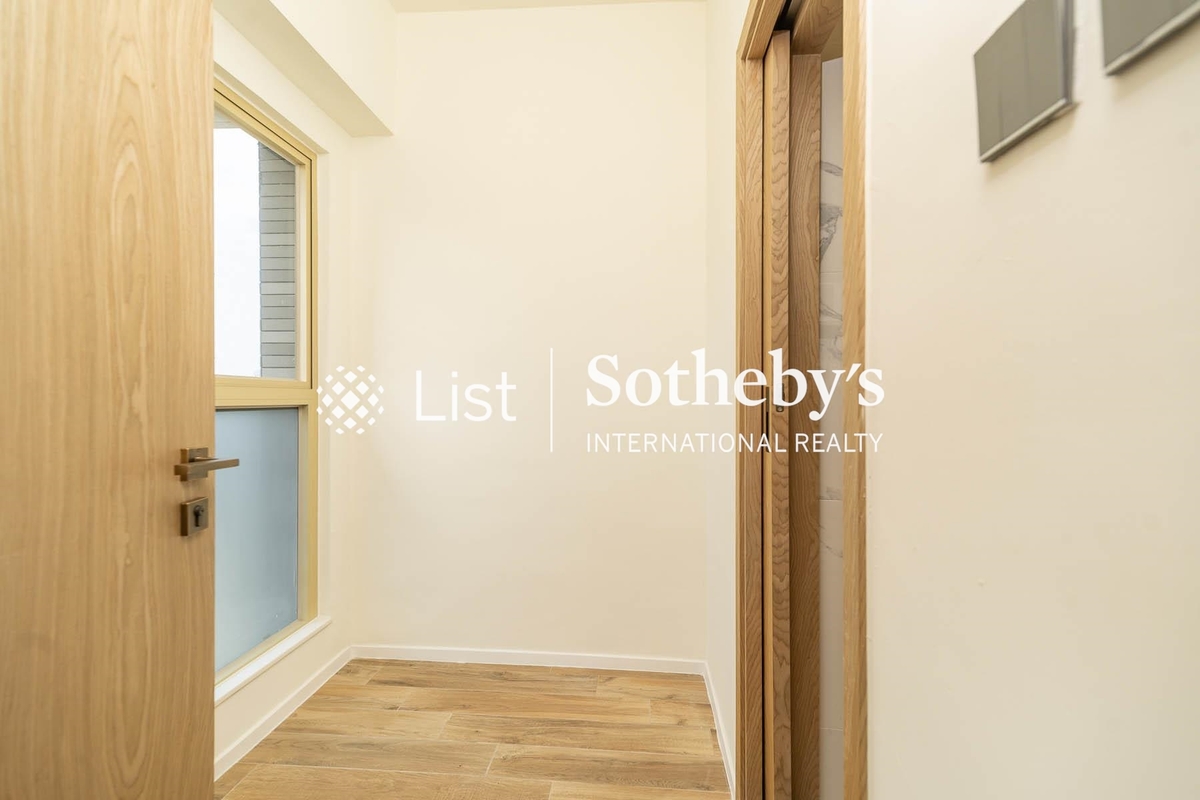 St. Joan Court 勝宗大廈 | Walk-in Closet in Master Bedroom