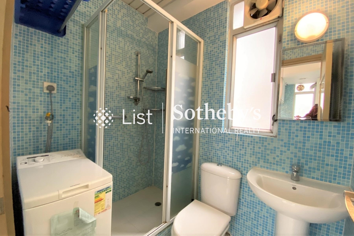 Lok Moon Mansion 樂滿大廈 | Guest Bathroom