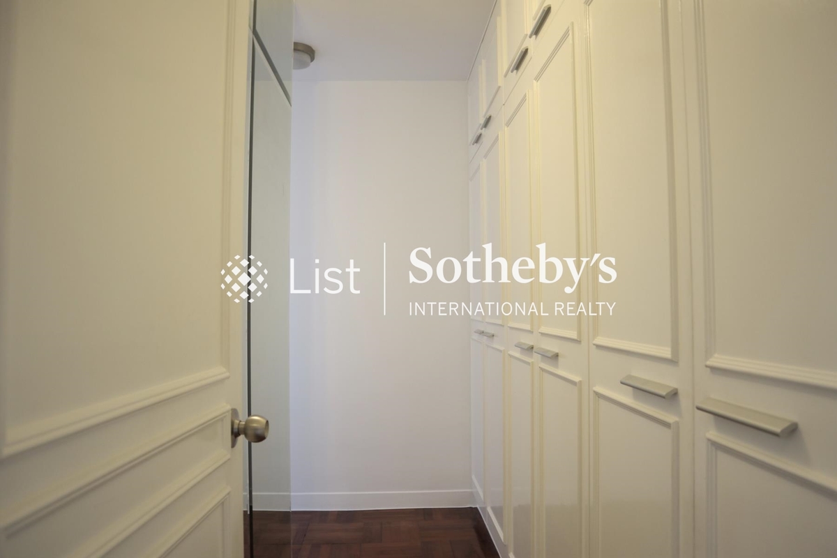 No. 2D Shiu Fai Terrace 肇輝臺 2D 號 | Walk-in Closet in Master Bedroom
