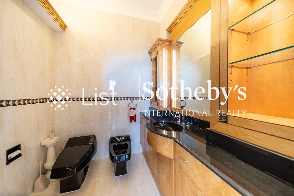 La Hacienda La Hacienda | Master Bathroom