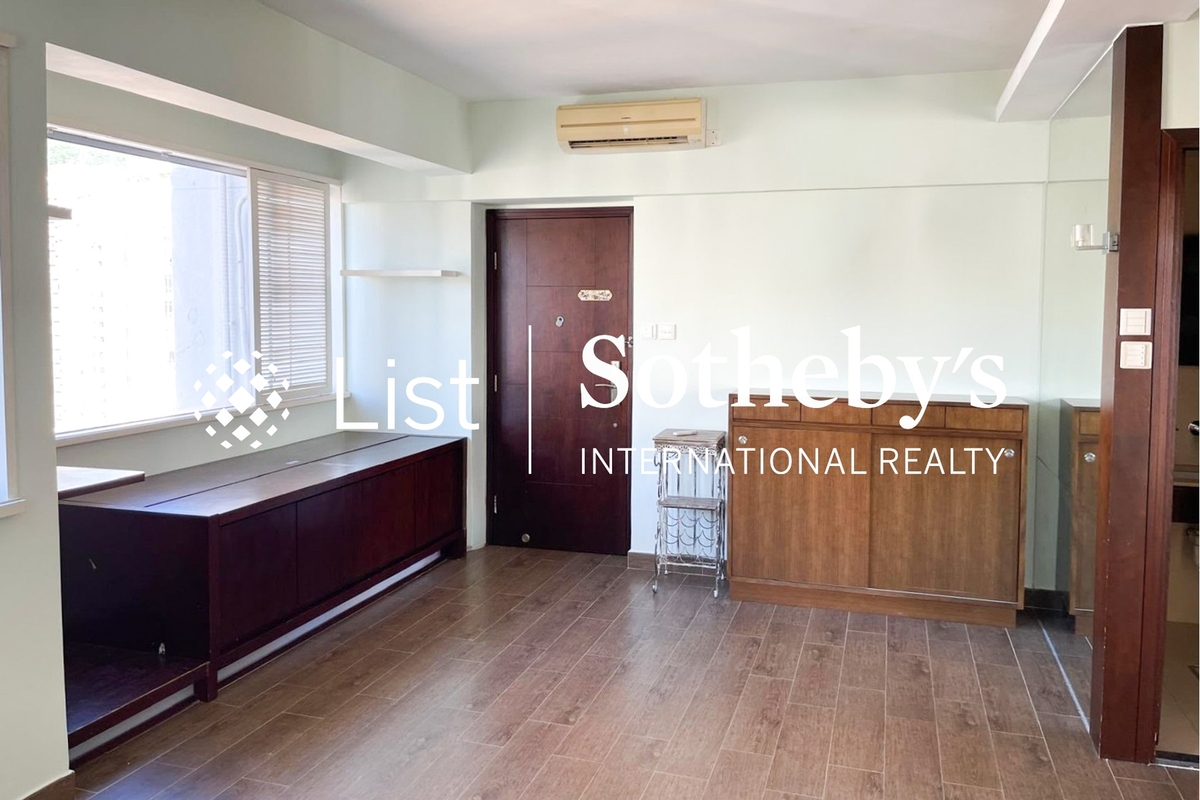 Elegant Court 華苑 | Living and Dining Room