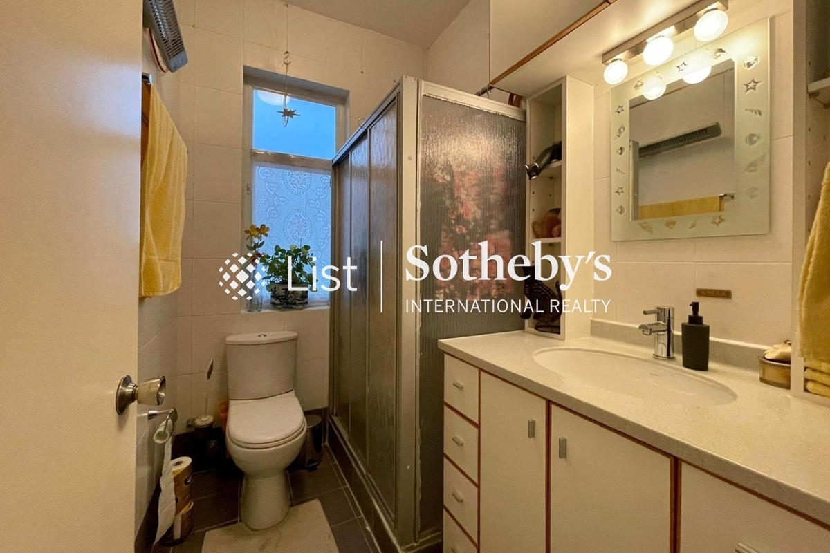 Glamour Court 華麗閣 | Guest Bathroom