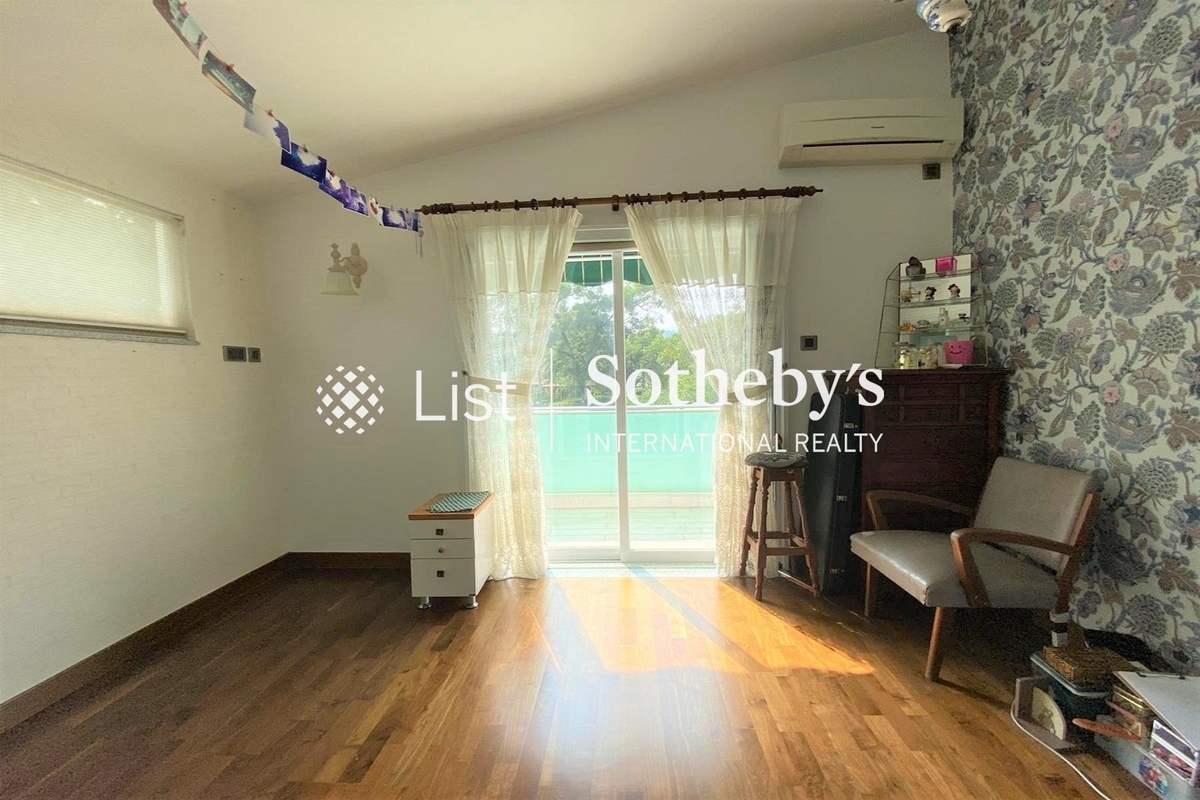 Hong Lok Yuen 康樂園 | Third Bedroom