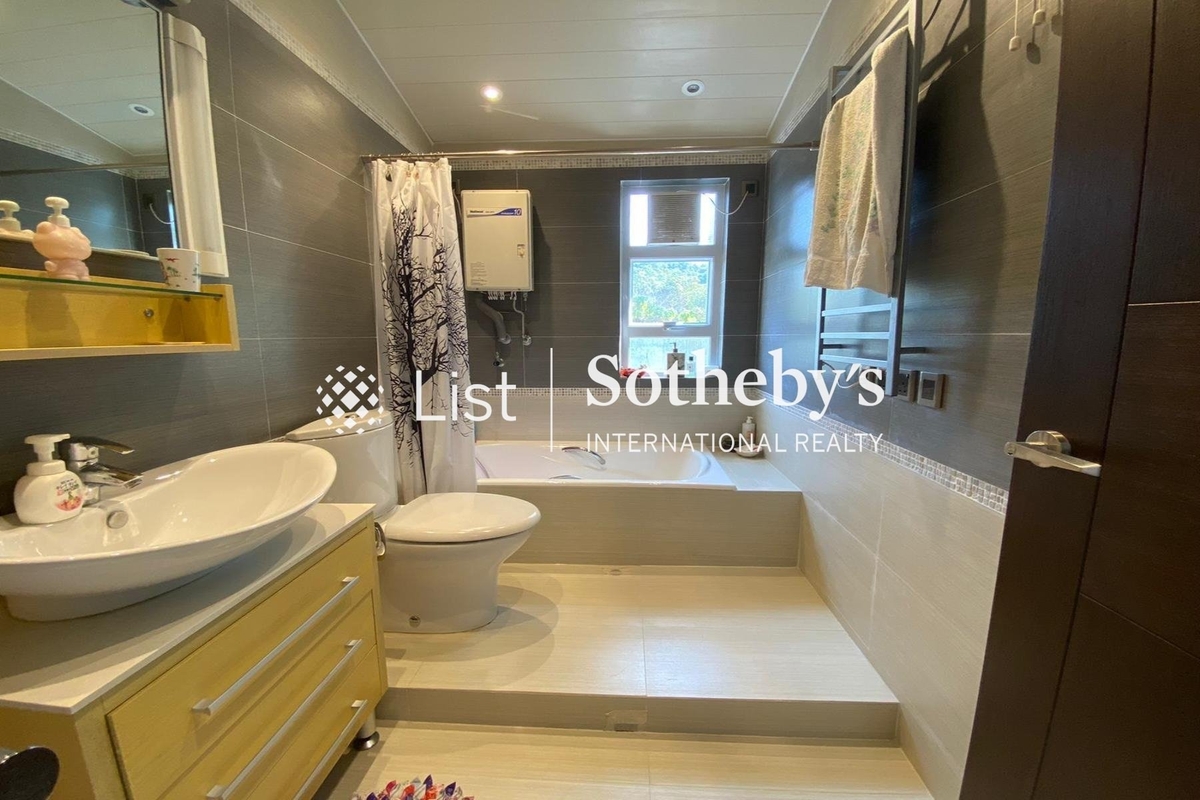 Hong Lok Yuen 康樂園 | Guest Bathroom