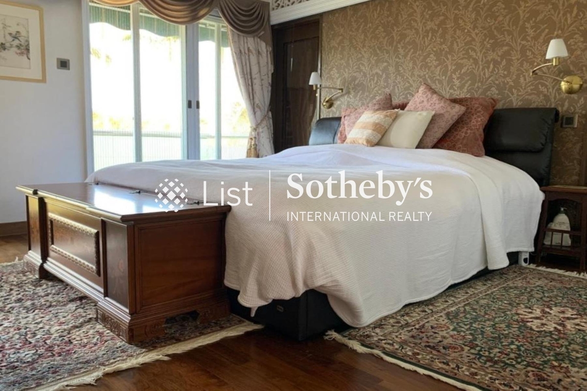 Hong Lok Yuen 康樂園 | Master Bedroom