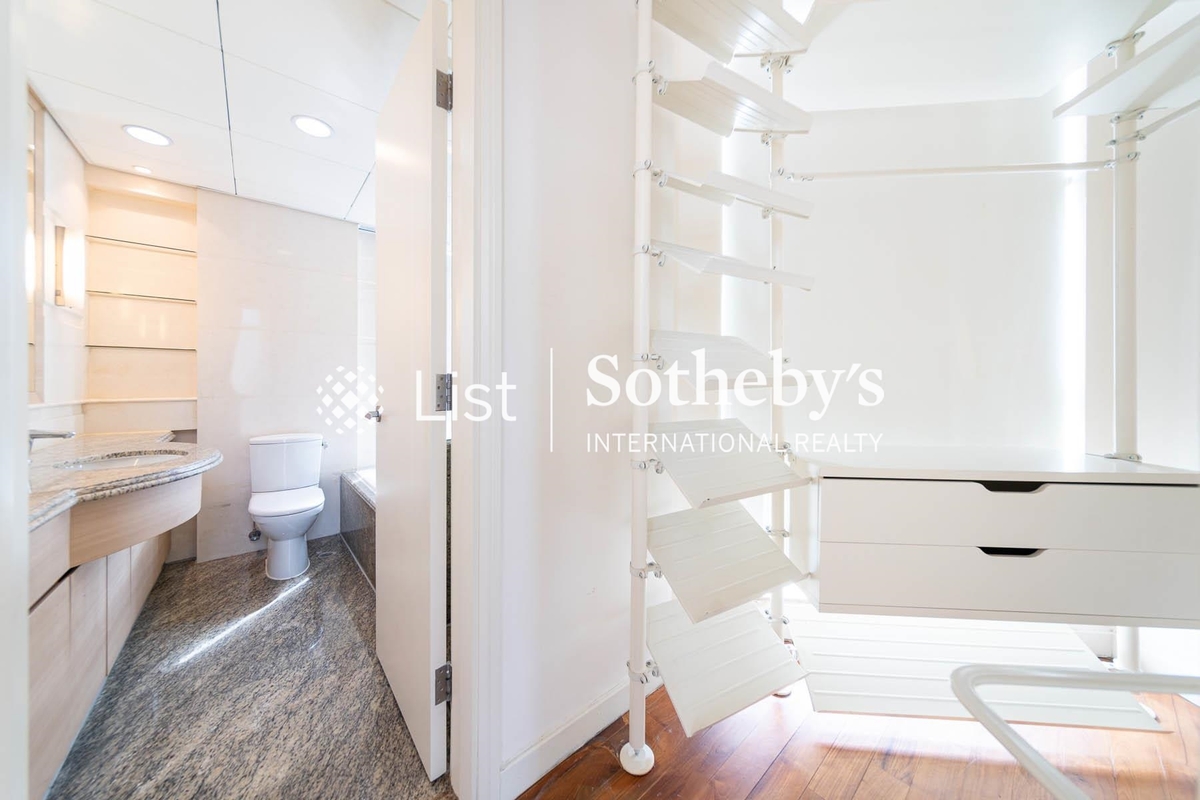 Shek O Headland Road 石澳山仔路 | Walk-in Closet and Bathroom in Master Bedroom