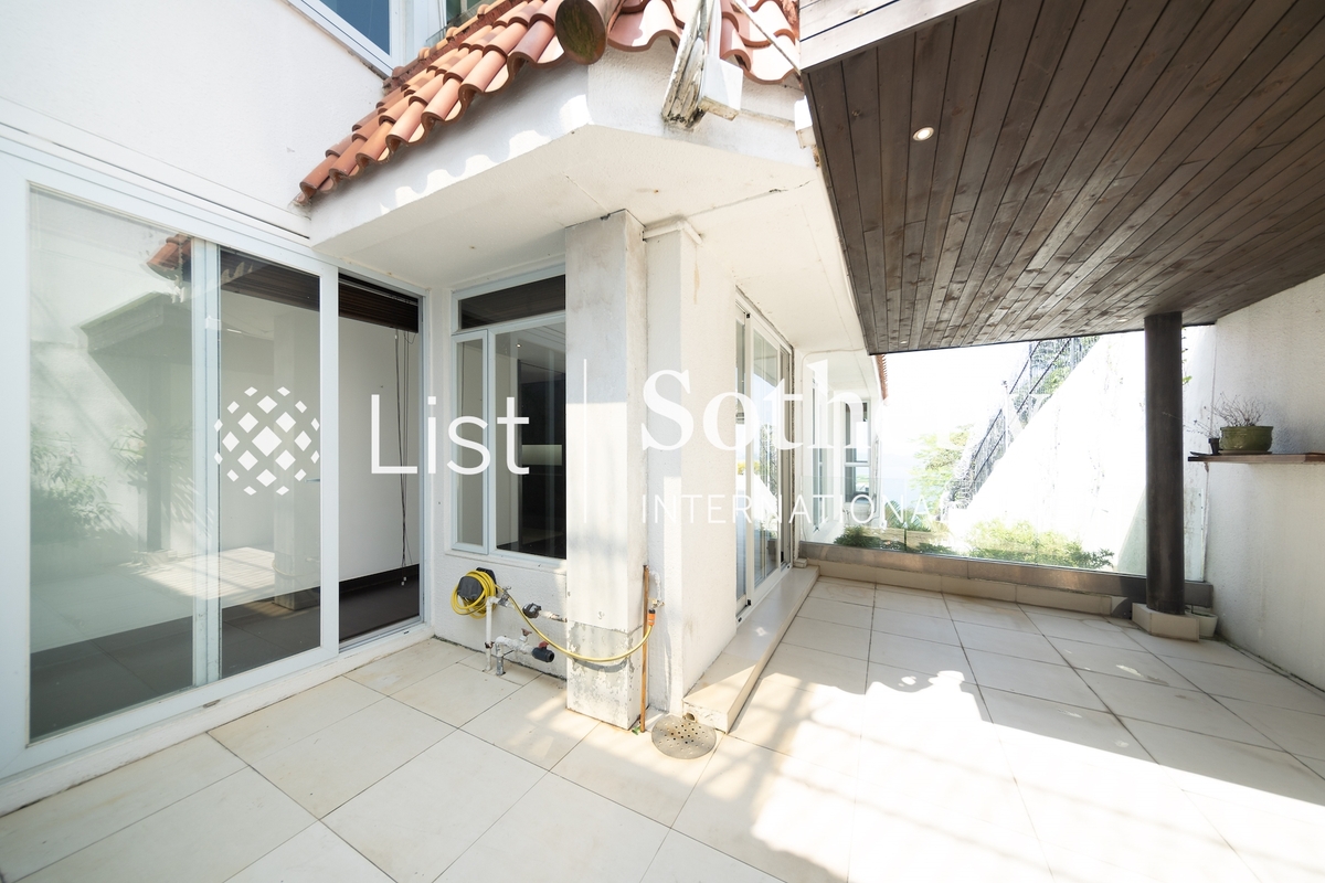 Dragon Lake Villa 龍湖別墅 | Private Garden off Dining Room
