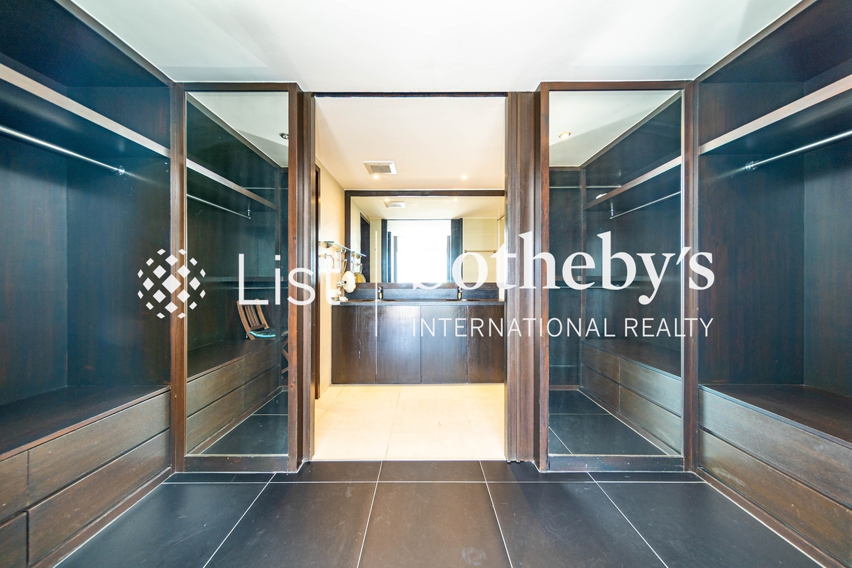 Dragon Lake Villa 龍湖別墅 | Walk-in Closet in Master Bedroom 