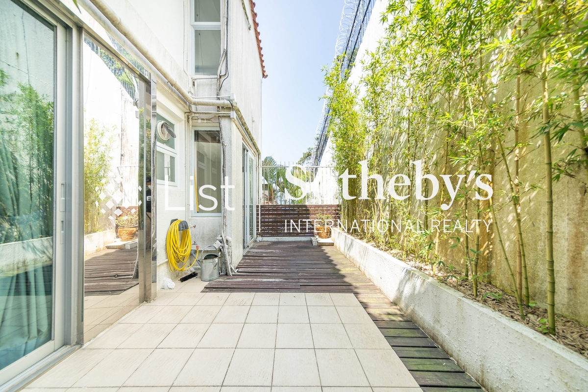 Dragon Lake Villa 龍湖別墅 | Private Garden off Dining Room