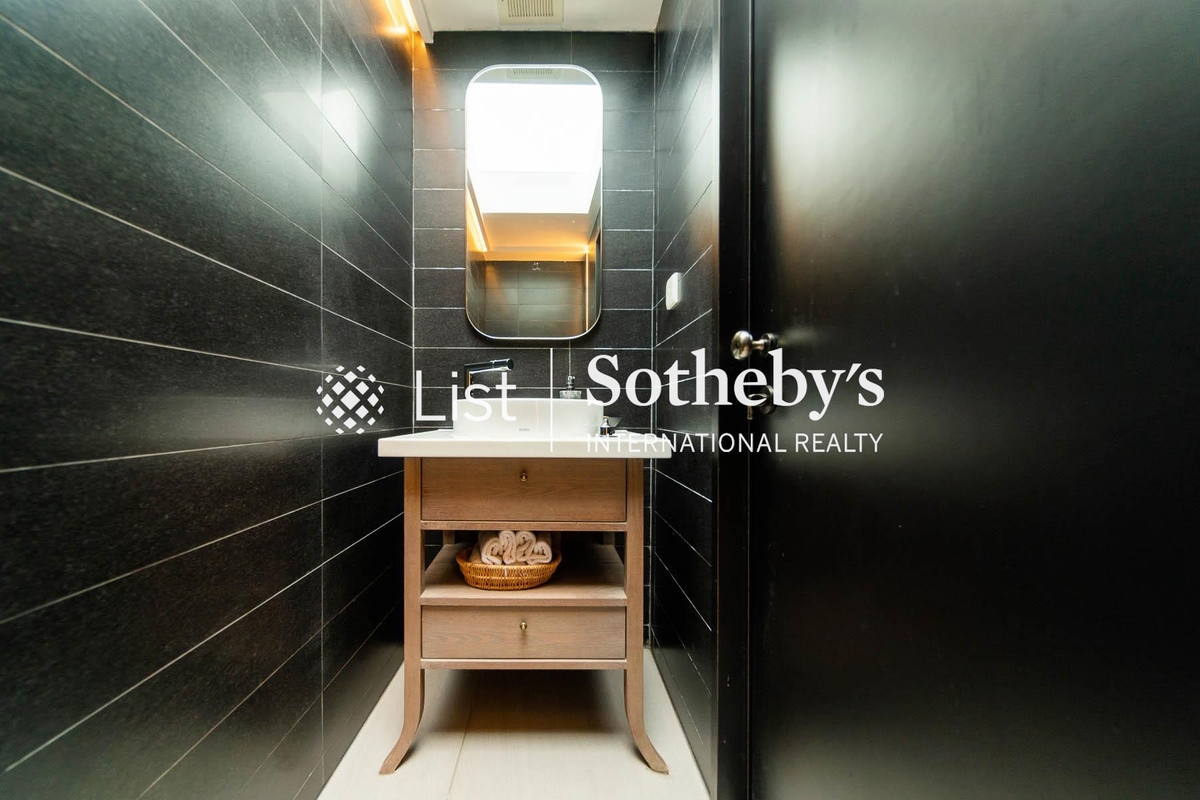 Dragon Lake Villa 龍湖別墅 | Guest Powder Room