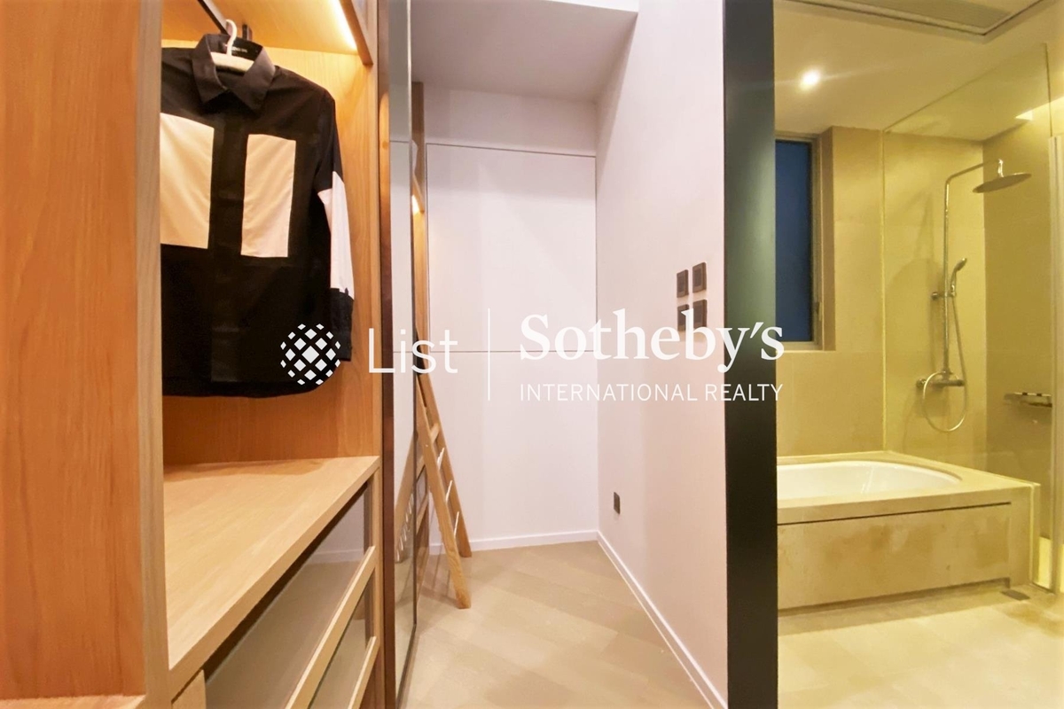Mount Pavilia 傲瀧 | Walk-in Closet and Master Bathroom