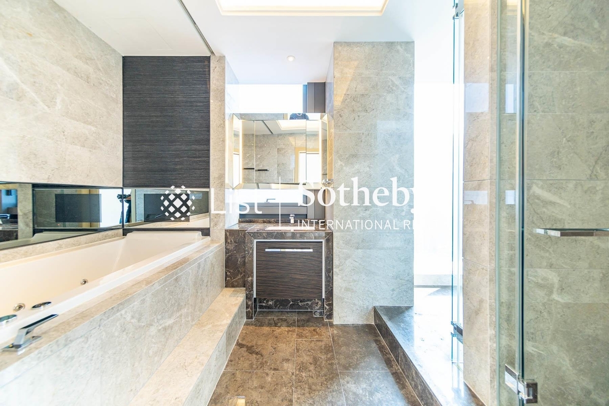 Double Cove 迎海 | Master Bathroom