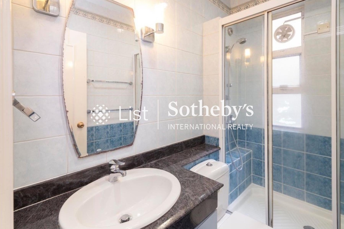 Kingsfield Garden 康輝園 | Guest Bathroom