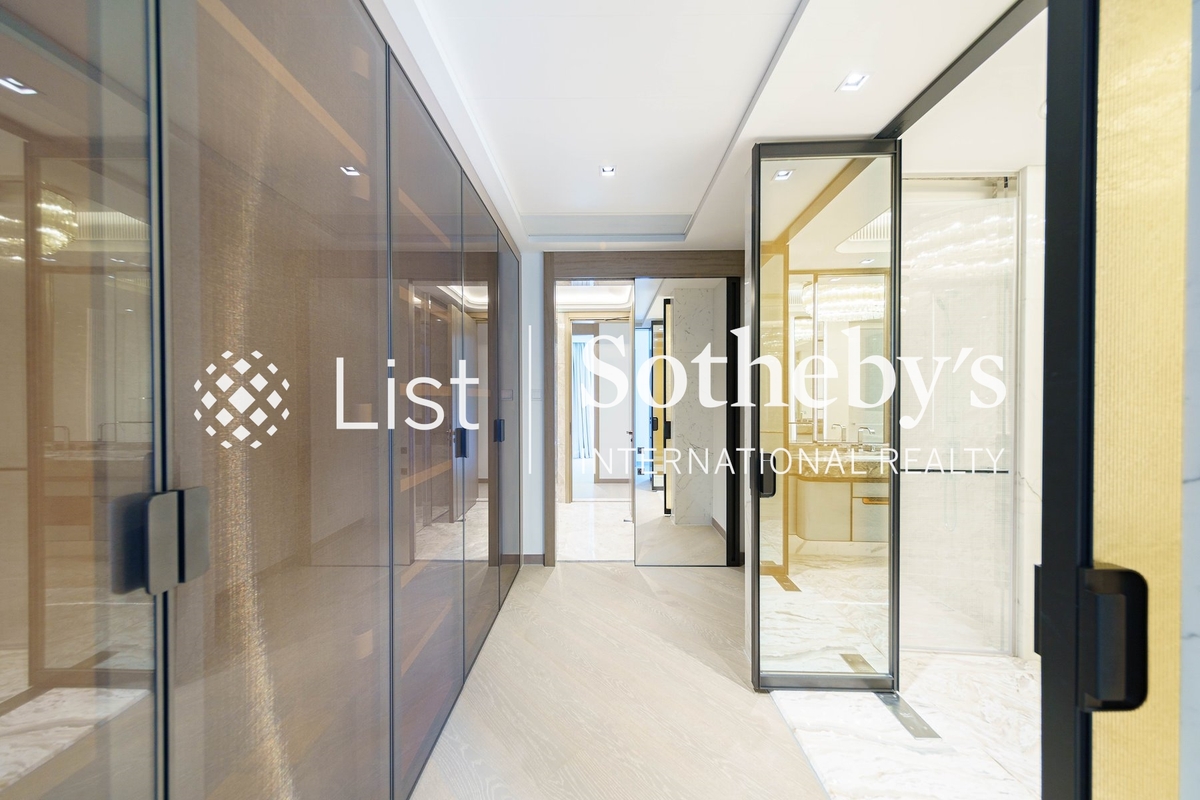 Central Peak 司徒拔道18號 | Walk-in Closet in Master Bedroom 