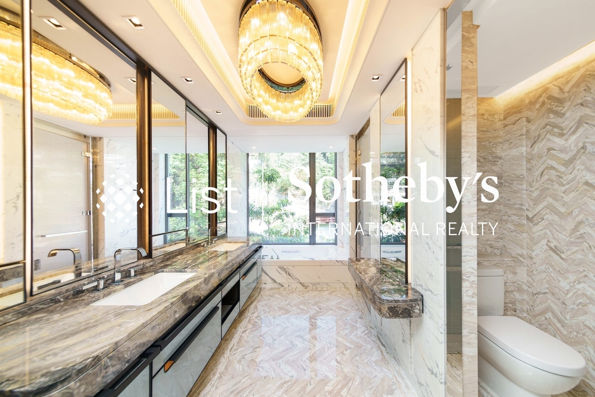 Central Peak 司徒拔道18号 | Master Bathroom