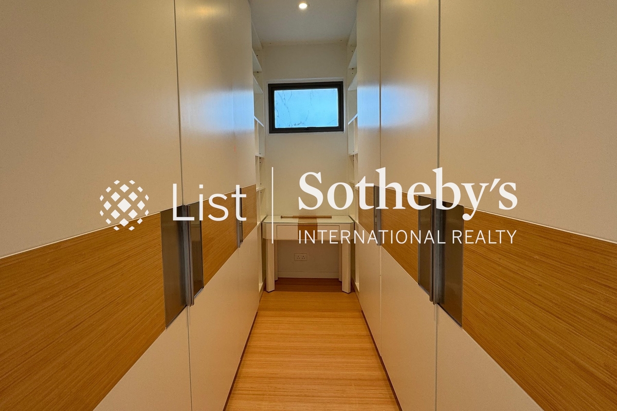 The Cove 赫蘭道4號 | Walk-in Closet in Master Bedroom 