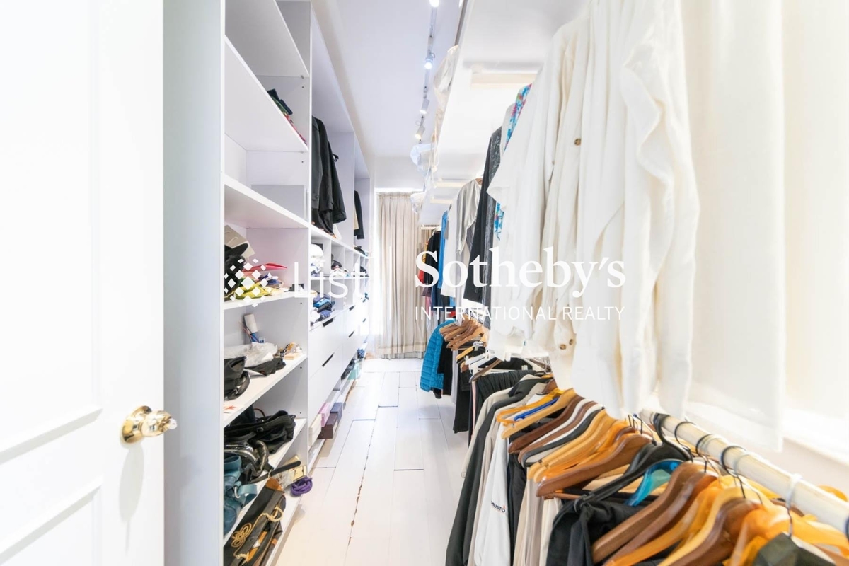 Villa Cornwall 幹華小築 | Walk-in Closet in Master Bedroom