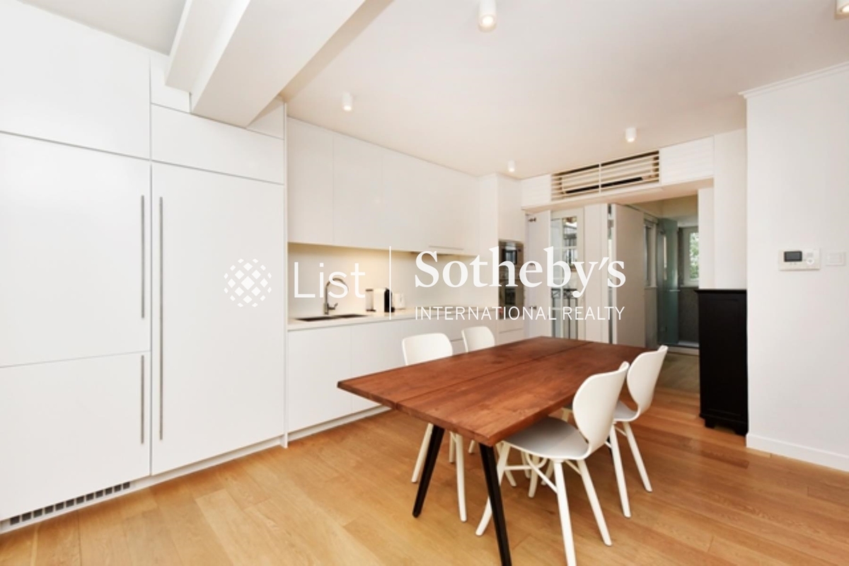 Hollywood Road 荷李活道 | Guest Bathroom on 1st floor