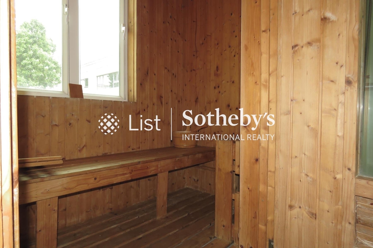 Cambridge Road 劍橋道 | Sauna in Family Room