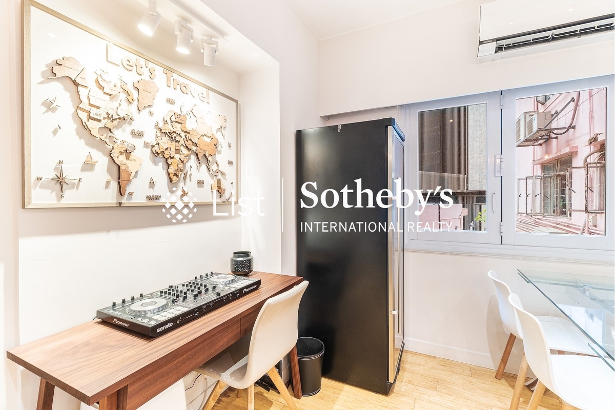 Kam Kin Mansion 金堅大廈 | Living and Dining Room