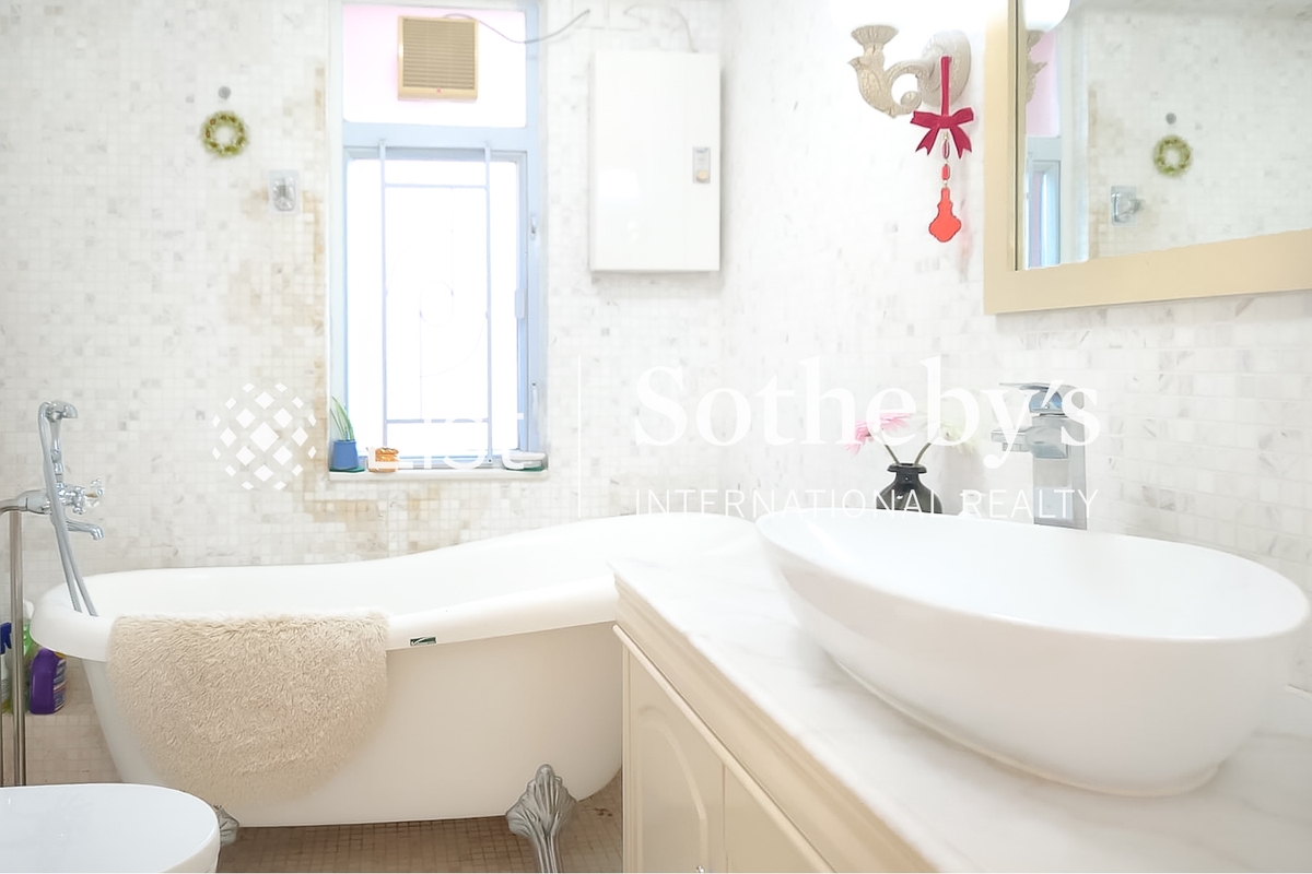 Kam Kin Mansion 金堅大廈 | Guest Bathroom