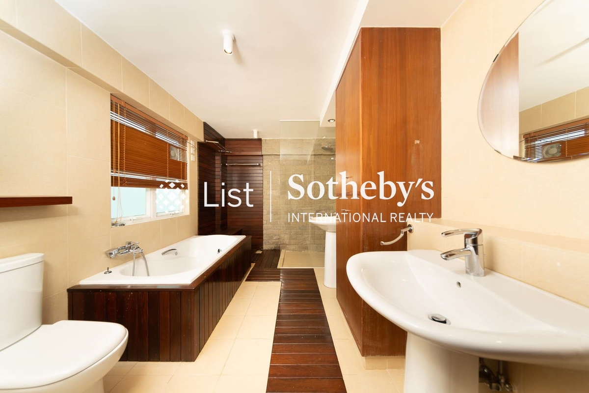 Hiu Po Path 曉波徑 | Master Bathroom