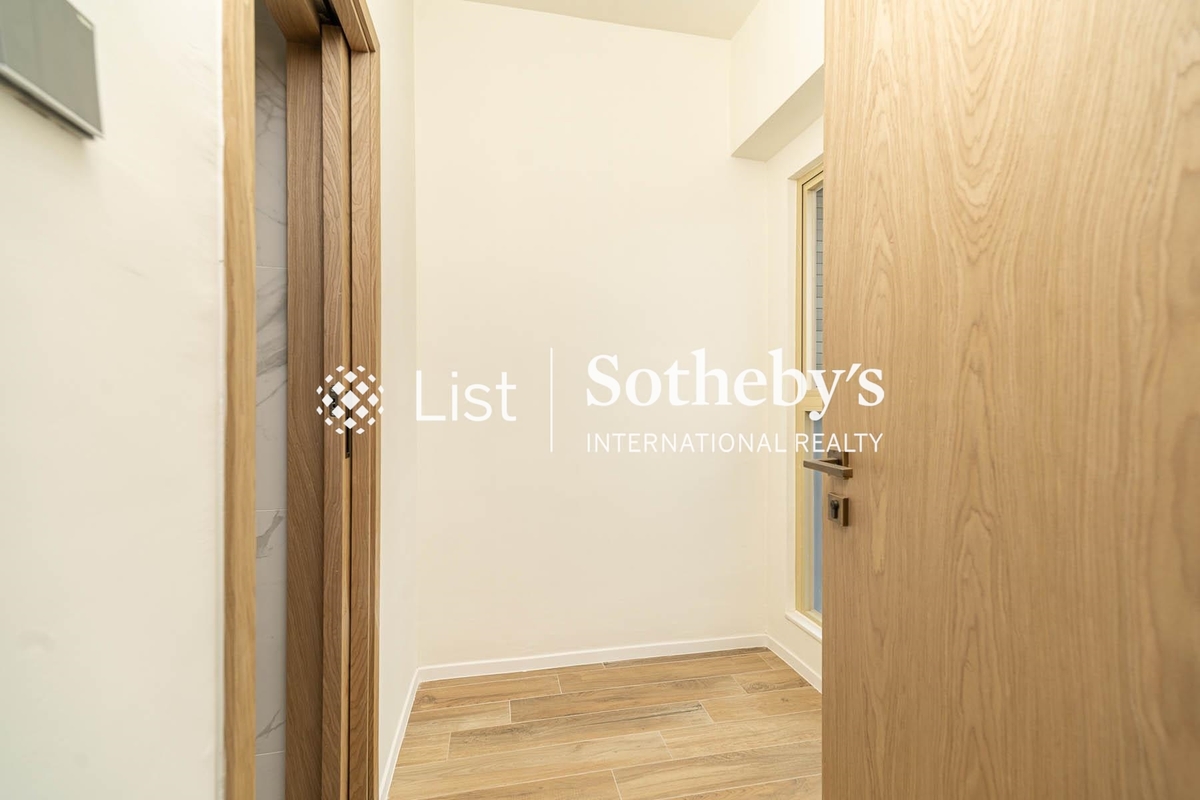 St. Joan Court 勝宗大廈 | Walk-in Closet in Master Bedroom