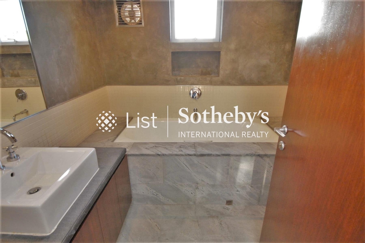 Hing Keng Shek Detached House 慶徑石獨立屋 | Guest Bathroom