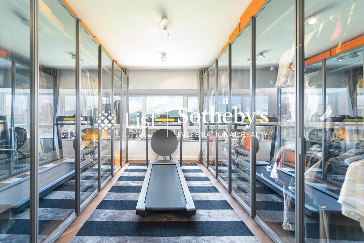 King's Park Villa 帝庭園 | Walk-in Closet in Master Bedroom